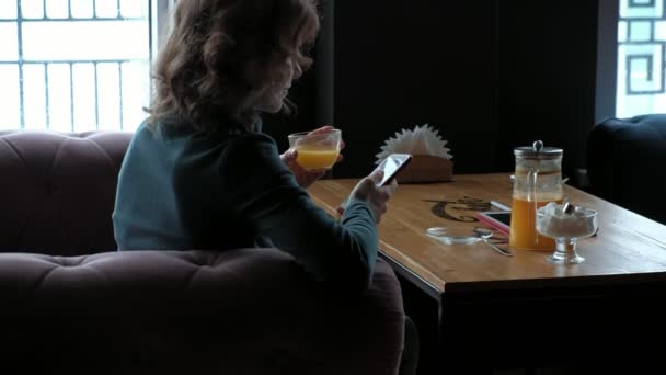 Atractiva joven con tableta en la cafetería, concepto freelancer — Vídeos de Stock