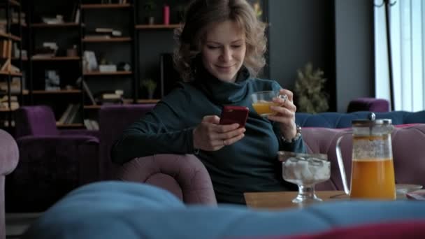 Attractive young woman with tablet in cafe, freelancer concept — Stock Video