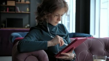 Tablet kafe, freelancer kavramı ile çekici genç kadın