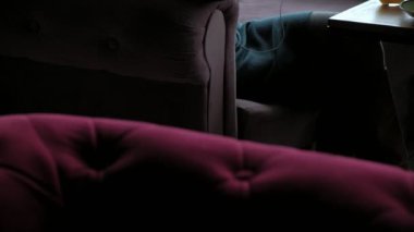 Tablet kafe, freelancer kavramı ile çekici genç kadın