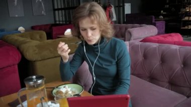 Tablet kafe, freelancer kavramı ile çekici genç kadın