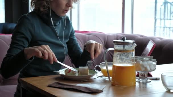 Attraktiv ung kvinna med surfplatta i café, freelancer koncept — Stockvideo