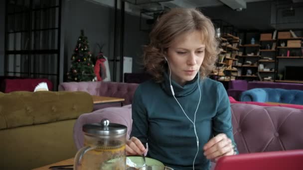 Aantrekkelijke jonge vrouw met tablet in café, freelancer concept — Stockvideo