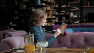 Tablet kafe, freelancer kavramı ile çekici genç kadın