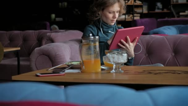 Attrayant jeune femme avec tablette dans le café, concept freelance — Video