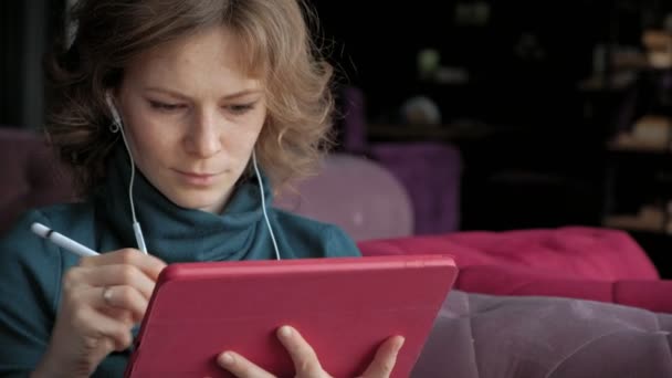 Attrayant jeune femme avec tablette dans le café, concept freelance — Video