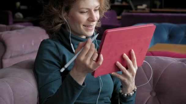 Jovem atraente com tablet no café, conceito freelancer — Vídeo de Stock