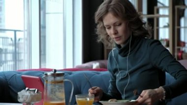 Tablet kafe, freelancer kavramı ile çekici genç kadın