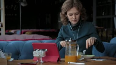 Tablet kafe, freelancer kavramı ile çekici genç kadın