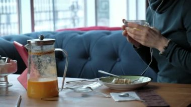 Tablet kafe, freelancer kavramı ile çekici genç kadın