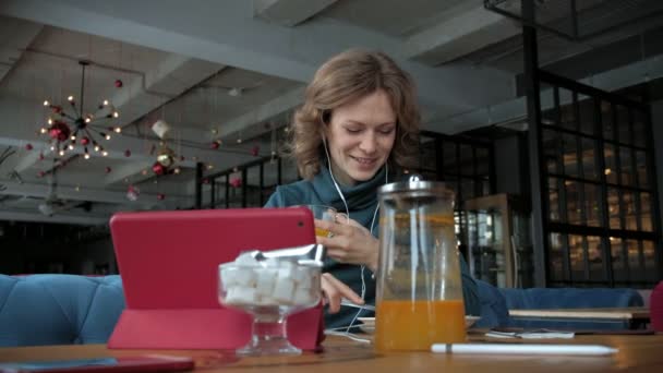 Atractiva joven con tableta en la cafetería, concepto freelancer — Vídeo de stock