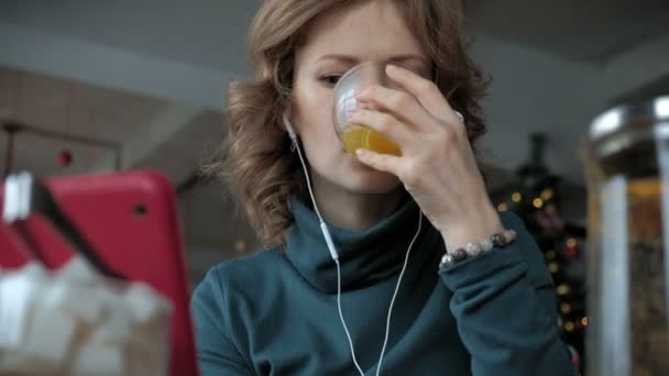 Attraente giovane donna con tablet in caffè, concetto freelance — Video Stock