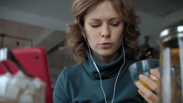 Vonzó fiatal nő, kávézó, szabadúszó koncepció tabletta — Stock videók