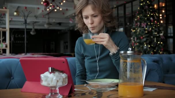 有吸引力的年轻女子与平板电脑在咖啡馆, 自由职业者的概念 — 图库视频影像