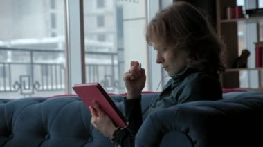 Tablet kafe, freelancer kavramı ile çekici genç kadın