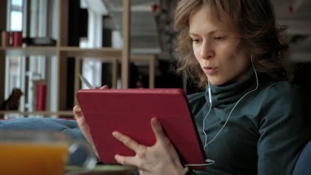 Jovem atraente com tablet no café, conceito freelancer — Vídeo de Stock