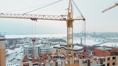 bir ev inşaatı kış, yüksek irtifa iş, inşaat ekibi çalışmalarını, bir vinç, hava çalışmalarını, helikopter çekimi