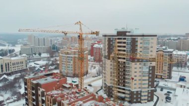 bir ev inşaatı kış, yüksek irtifa iş, inşaat ekibi çalışmalarını, bir vinç, hava çalışmalarını, helikopter çekimi
