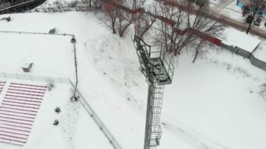 kış açık stadyum, bir kule projektör, Stadyumu arena aydınlatma, bir quadrocopter hava video fotoğraf