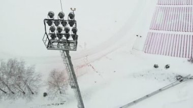 kış açık stadyum, bir kule projektör, Stadyumu arena aydınlatma, bir quadrocopter hava video fotoğraf