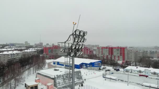 冬の屋外スタジアム スポット ライト スタジアム アリーナ照明 ビデオ空撮 Quadrocopter からタワー — ストック動画