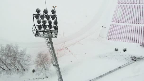 Winter Freiluftstadion Ein Turm Mit Scheinwerfern Stadionbeleuchtung Luftbildaufnahmen Vom Quadrocopter — Stockvideo