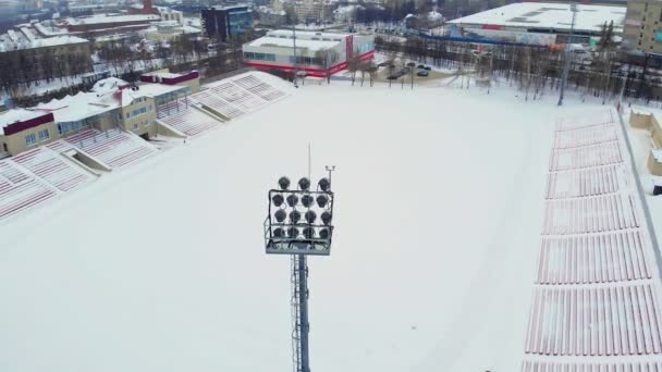 冬の屋外スタジアム スポット ライト スタジアム アリーナ照明 ビデオ空撮 Quadrocopter からタワー — ストック動画