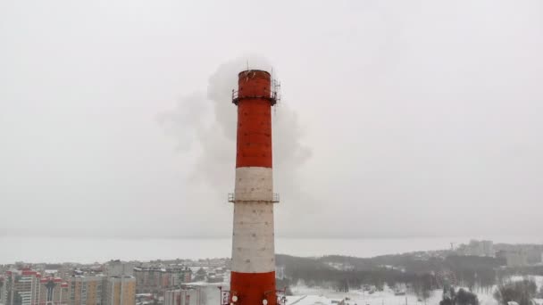 Nuvole di fumo salgono nel cielo dalla pipa nel settore industriale della città, un locale caldaia della città. riprese aeree — Video Stock
