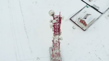 Kule antenler ve ziller hücresel, kablosuz. Helikopter çekimi
