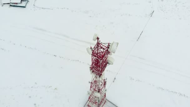 Wieża z anteny i talerze komórkowe, bezprzewodowe. Copter strzelać — Wideo stockowe