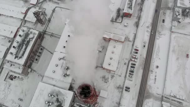 Des nuages de fumée s'élèvent dans le ciel à partir de tuyaux dans le secteur industriel de la ville, une chaufferie municipale. tournage aérien — Video