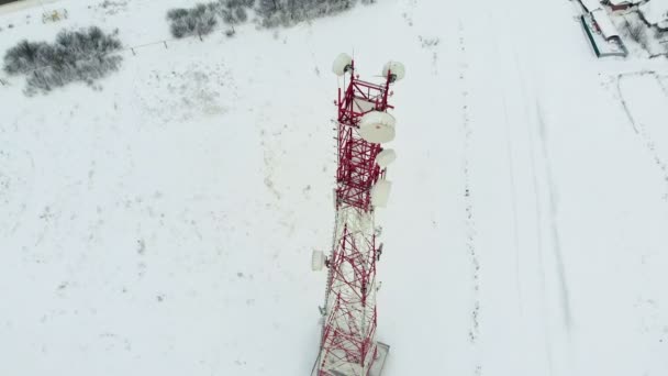 Torre con antenas y platillos celulares, inalámbricos. Disparo de helicóptero — Vídeos de Stock