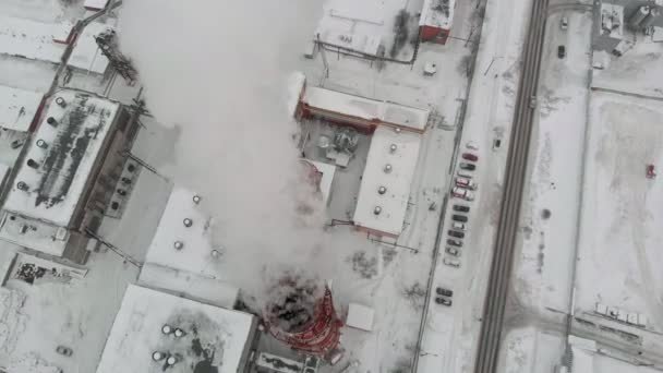 Des nuages de fumée s'élèvent dans le ciel à partir de tuyaux dans le secteur industriel de la ville, une chaufferie municipale. tournage aérien — Video