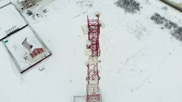市郊的电信塔播放电视和通讯 塔与天线和鼓蜂窝 空中拍摄 科普特拍摄 — 图库视频影像