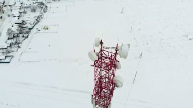 Telekomünikasyon Kulesi kentin eteklerinde, televizyon ve iletişim yayınları. Kule antenler ve ziller hücresel, kablosuz. Hava filme. Helikopter çekimi