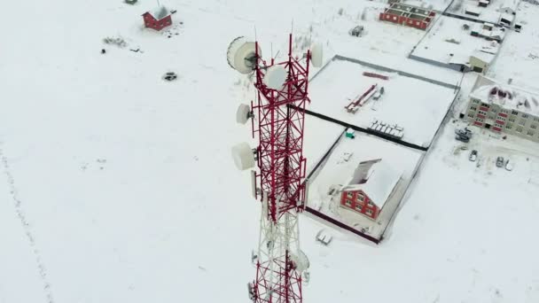 Turm mit Antennen und Becken zellulär, drahtlos. Hubschraubereinsatz — Stockvideo