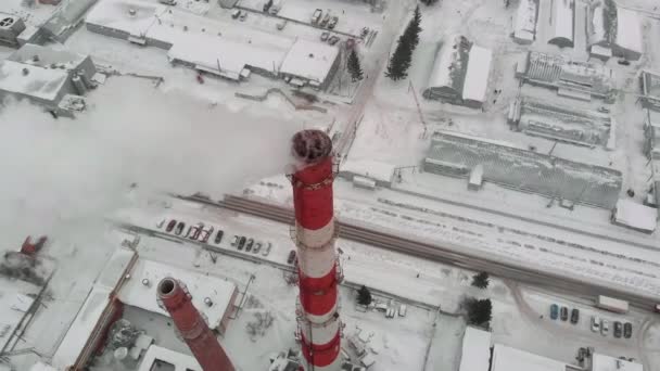 Rauchwolken steigen aus einem Rohr im Industriesektor der Stadt, einem städtischen Heizungsraum, in den Himmel. Luftaufnahmen — Stockvideo