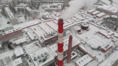 Şehir, şehir kazan dairesi sanayi sektöründe boru gökyüzünde duman yükselişi bulutları. Hava filme