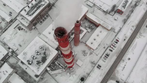 Des nuages de fumée s'élèvent dans le ciel à partir de tuyaux dans le secteur industriel de la ville, une chaufferie municipale. tournage aérien — Video