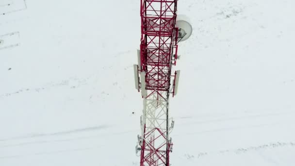 Turm mit Antennen und Becken zellulär, drahtlos. Hubschraubereinsatz — Stockvideo