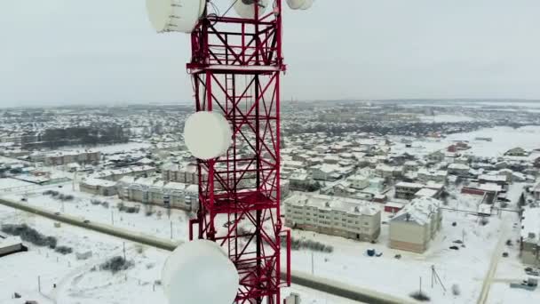 Turm mit Antennen und Becken zellulär, drahtlos. Hubschraubereinsatz — Stockvideo