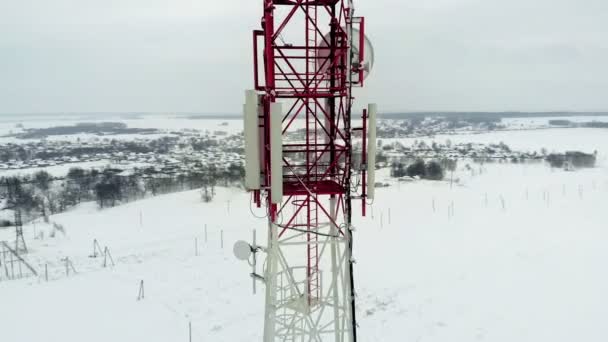Πύργος με κεραίες και κύμβαλα κινητής τηλεφωνίας, ασύρματα. Copter σουτ — Αρχείο Βίντεο