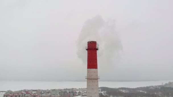 도시, 도시 보일 러 룸의 산업 부문에서 파이프에서 하늘에 연기 상승의 구름. 공중 촬영 — 비디오