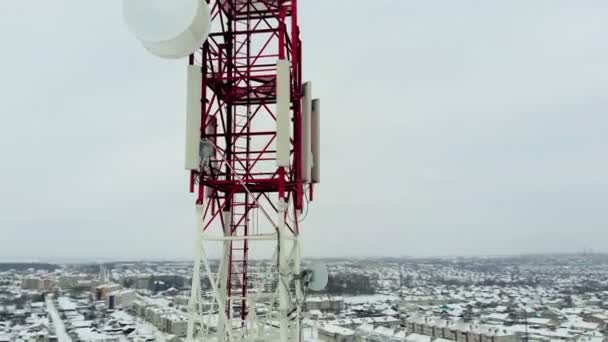 Torre con antenne e piatti cellulari, wireless. Sparatoria di elicottero — Video Stock