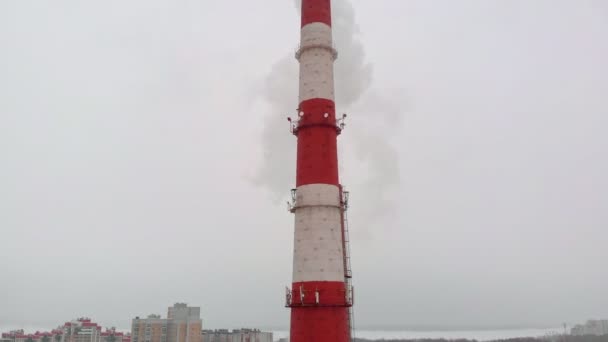 Nuvens de fumaça subir para o céu a partir de tubulação no setor industrial da cidade, uma sala de caldeira da cidade. filmagens aéreas — Vídeo de Stock