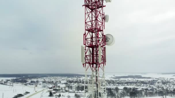 Torre con antenas y platillos celulares, inalámbricos. Disparo de helicóptero — Vídeo de stock