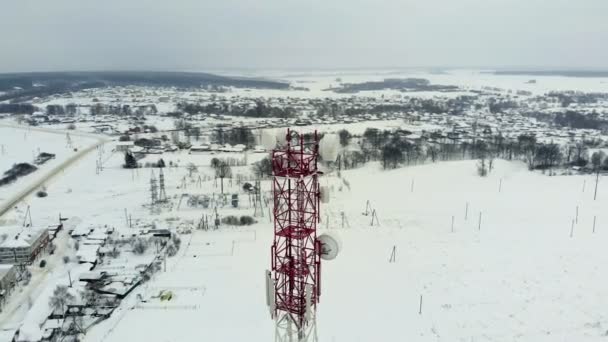 Turm mit Antennen und Becken zellulär, drahtlos. Hubschraubereinsatz — Stockvideo