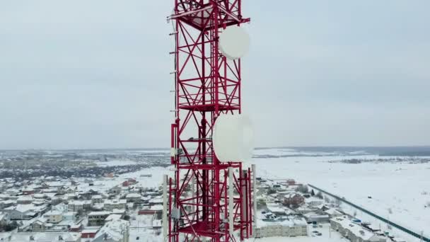 Torre con antenas y platillos celulares, inalámbricos. Disparo de helicóptero — Vídeos de Stock