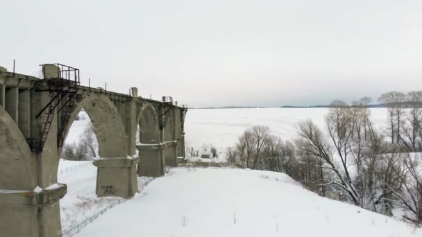 Eski demiryolu su kemeri, taş köprü. kar, kış zamanı. Hava, helikopter çekimi — Stok video