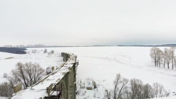 古い鉄道の水道橋、石造りの橋。雪、冬時間。空中、ヘリコプター撮影 — ストック動画